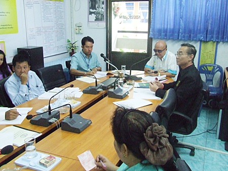 Mayor Itthiphol Kunplome chairs a budget meeting with Koh Larn Principal Yupaporn Pitiworn and education officials.